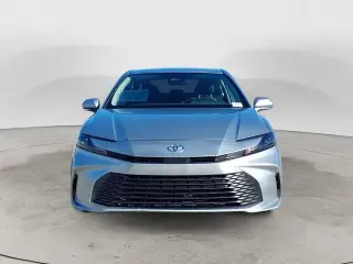 Toyota Camry LE Sedán de 4 puertas 2025