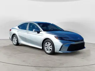 Toyota Camry LE Sedán de 4 puertas 2025