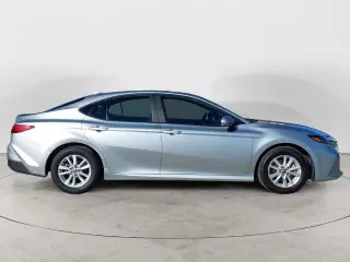 Toyota Camry LE Sedán de 4 puertas 2025