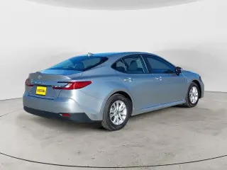 Toyota Camry LE Sedán de 4 puertas 2025