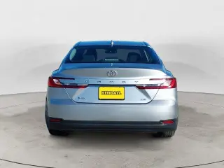 Toyota Camry LE Sedán de 4 puertas 2025
