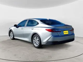 Toyota Camry LE Sedán de 4 puertas 2025