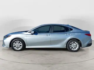 Toyota Camry LE Sedán de 4 puertas 2025