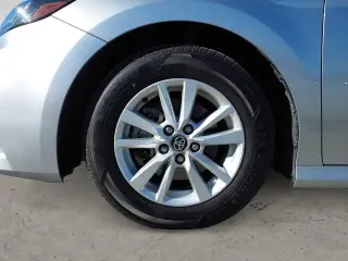 Toyota Camry LE Sedán de 4 puertas 2025