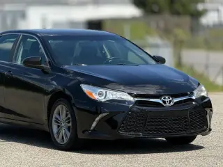 Toyota Camry 2017 SE Sedán de 4 puertas
