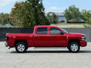 Chevrolet Silverado 1500 2007 Camioneta de Trabajo 4dr Cabina Doble 4WD 5.8 ft. SB