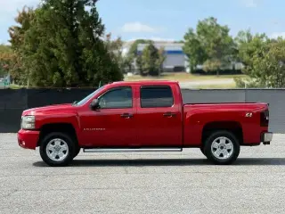 Chevrolet Silverado 1500 2007 Camioneta de Trabajo 4dr Cabina Doble 4WD 5.8 ft. SB