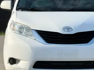 Toyota Sienna 2012 LE 7-Pasajeros Asiento de Acceso Automático 4dr Mini-Van