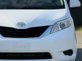 Toyota Sienna 2012 LE 7-Pasajeros Asiento de Acceso Automático 4dr Mini-Van