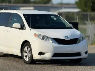 Toyota Sienna 2012 LE 7-Pasajeros Asiento de Acceso Automático 4dr Mini-Van