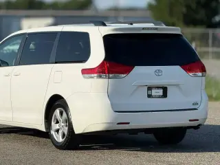 Toyota Sienna 2012 LE 7-Pasajeros Asiento de Acceso Automático 4dr Mini-Van