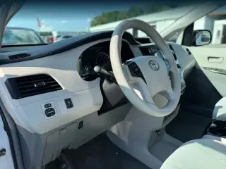 Toyota Sienna 2012 LE 7-Pasajeros Asiento de Acceso Automático 4dr Mini-Van
