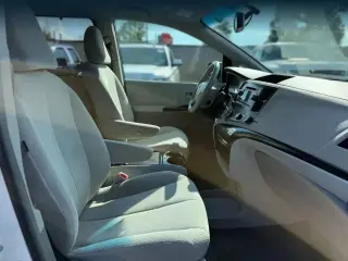 Toyota Sienna 2012 LE 7-Pasajeros Asiento de Acceso Automático 4dr Mini-Van