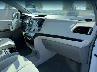 Toyota Sienna 2012 LE 7-Pasajeros Asiento de Acceso Automático 4dr Mini-Van