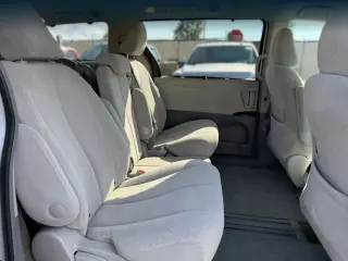 Toyota Sienna 2012 LE 7-Pasajeros Asiento de Acceso Automático 4dr Mini-Van