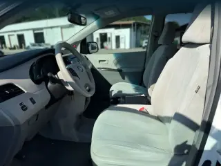 Toyota Sienna 2012 LE 7-Pasajeros Asiento de Acceso Automático 4dr Mini-Van