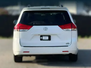 Toyota Sienna 2012 LE 7-Pasajeros Asiento de Acceso Automático 4dr Mini-Van