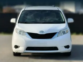 Toyota Sienna 2012 LE 7-Pasajeros Asiento de Acceso Automático 4dr Mini-Van