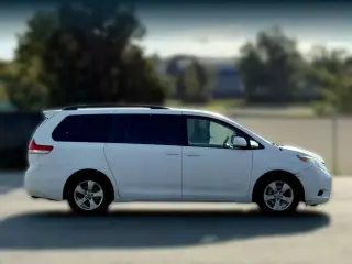 Toyota Sienna 2012 LE 7-Pasajeros Asiento de Acceso Automático 4dr Mini-Van