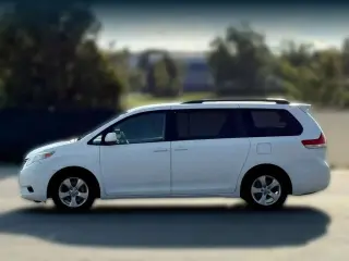 Toyota Sienna 2012 LE 7-Pasajeros Asiento de Acceso Automático 4dr Mini-Van