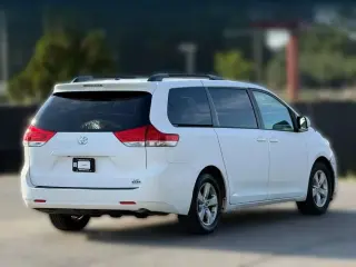 Toyota Sienna 2012 LE 7-Pasajeros Asiento de Acceso Automático 4dr Mini-Van