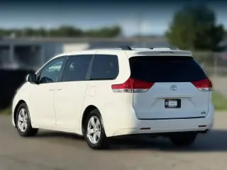 Toyota Sienna 2012 LE 7-Pasajeros Asiento de Acceso Automático 4dr Mini-Van