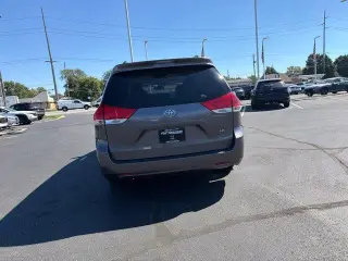 Toyota Sienna 2014 LE 7-Pasajeros Asiento de Acceso Automático 4dr Mini-Van