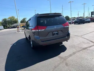 Toyota Sienna 2014 LE 7-Pasajeros Asiento de Acceso Automático 4dr Mini-Van