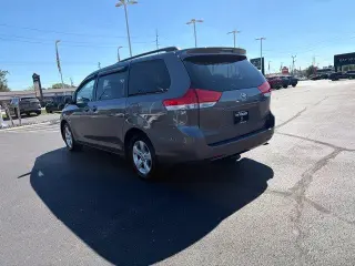 Toyota Sienna 2014 LE 7-Pasajeros Asiento de Acceso Automático 4dr Mini-Van
