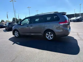 Toyota Sienna 2014 LE 7-Pasajeros Asiento de Acceso Automático 4dr Mini-Van