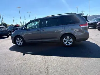 Toyota Sienna 2014 LE 7-Pasajeros Asiento de Acceso Automático 4dr Mini-Van