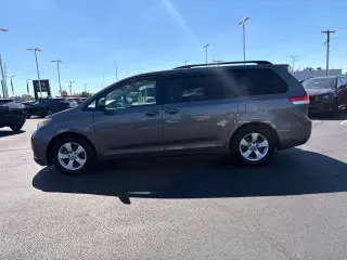 Toyota Sienna 2014 LE 7-Pasajeros Asiento de Acceso Automático 4dr Mini-Van
