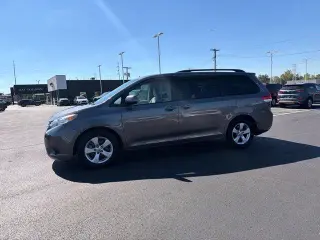 Toyota Sienna 2014 LE 7-Pasajeros Asiento de Acceso Automático 4dr Mini-Van