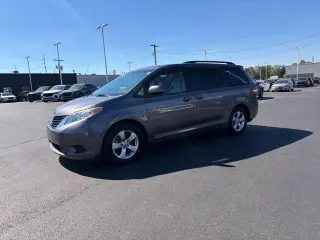 Toyota Sienna 2014 LE 7-Pasajeros Asiento de Acceso Automático 4dr Mini-Van