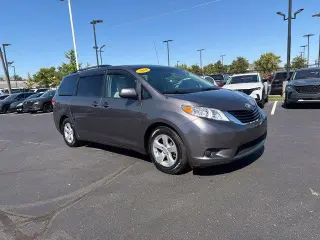 Toyota Sienna 2014 LE 7-Pasajeros Asiento de Acceso Automático 4dr Mini-Van