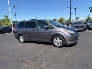 Toyota Sienna 2014 LE 7-Pasajeros Asiento de Acceso Automático 4dr Mini-Van