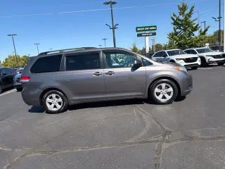 Toyota Sienna 2014 LE 7-Pasajeros Asiento de Acceso Automático 4dr Mini-Van
