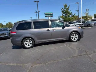 Toyota Sienna 2014 LE 7-Pasajeros Asiento de Acceso Automático 4dr Mini-Van