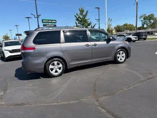 Toyota Sienna 2014 LE 7-Pasajeros Asiento de Acceso Automático 4dr Mini-Van