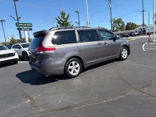 Toyota Sienna 2014 LE 7-Pasajeros Asiento de Acceso Automático 4dr Mini-Van