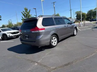 Toyota Sienna 2014 LE 7-Pasajeros Asiento de Acceso Automático 4dr Mini-Van