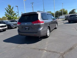 Toyota Sienna 2014 LE 7-Pasajeros Asiento de Acceso Automático 4dr Mini-Van