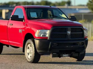 Ram 3500 2013 4x4 Tradesman Cabina Regular 2 puertas 8 pies LB SRW Pick-Up