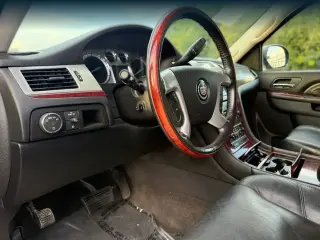 Cadillac Escalade 2010 AWD 4dr SUV
