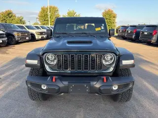 Jeep Gladiator 2025 4x4 Mojave 4 puertas Cabina de tripulación 5.0 pies. SB