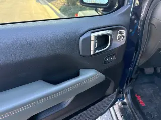 Jeep Gladiator 2025 4x4 Mojave 4 puertas Cabina de tripulación 5.0 pies. SB