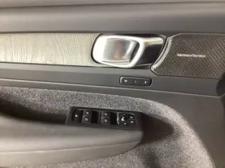 Volvo XC40 2024 AWD B5 Plus Dark Theme 4dr SUV