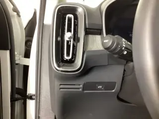 Volvo XC40 2024 AWD B5 Plus Dark Theme 4dr SUV