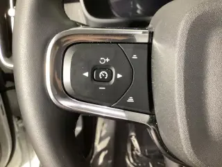Volvo XC40 2024 AWD B5 Plus Dark Theme 4dr SUV