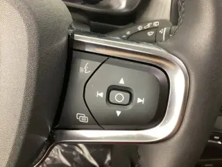 Volvo XC40 2024 AWD B5 Plus Dark Theme 4dr SUV